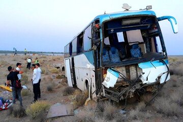 تصادف اتوبوس و تریلر در مرودشت یک کشته و ۱۷ مصدوم داشت 