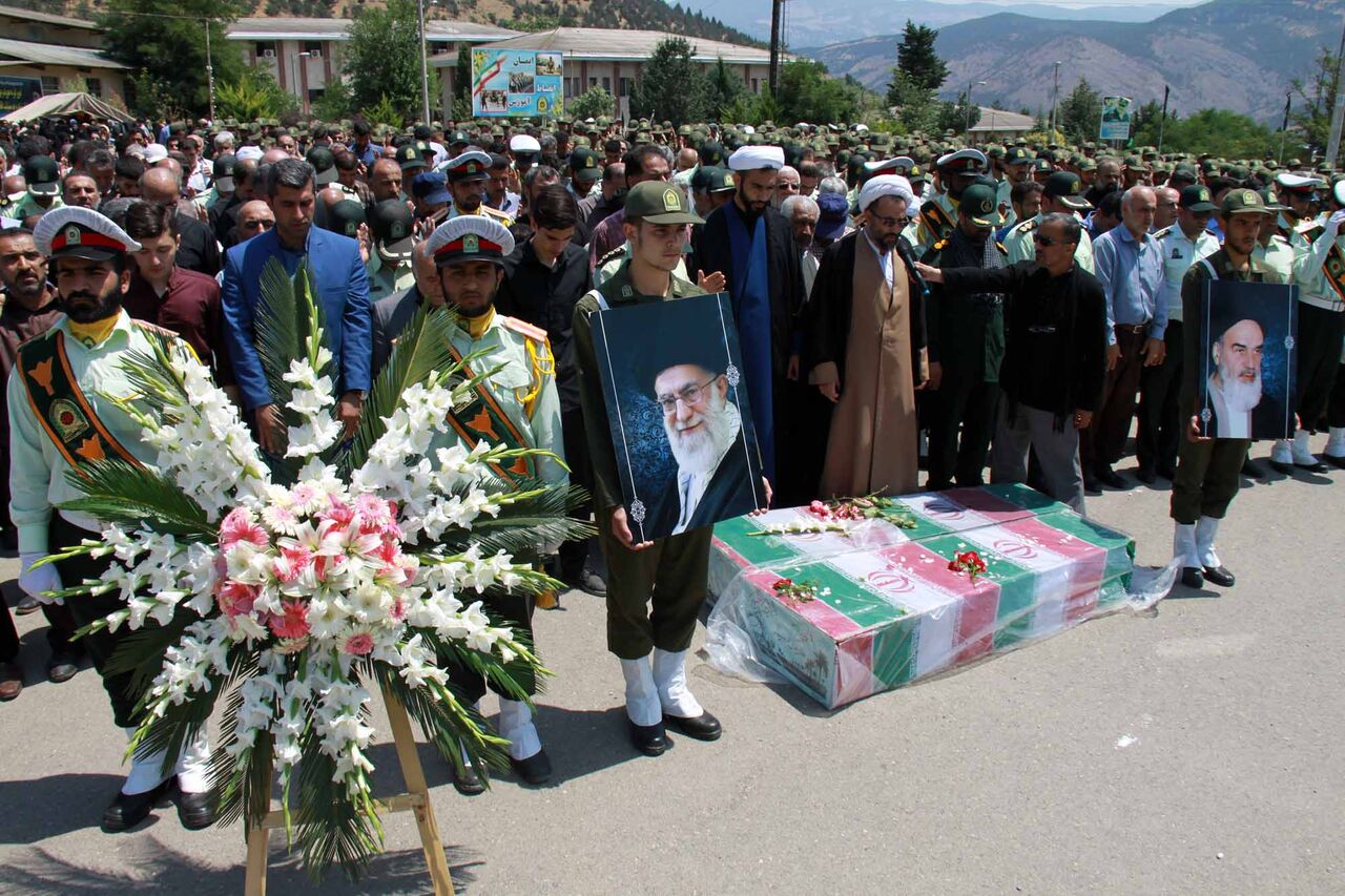 پیکر 2 شهید گمنام در پادگان ادیبی مرزن اباد به خاک سپرده شد