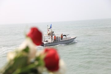 Düşürülen İran Airbus yolcu uçağının 290 yolcusu çiçeklerle anıldı