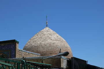 امامزاده حسین یا شاهزاده حسین (ع) در ابتدای خیابان شهدا همدان قرار دارد. این حرم از آثار ممتاز معماری شهر همدان به شمار می‌رود و گنبد آجری زیبایی بر بالای آن استوار است.
عکس از: جواد همدانی