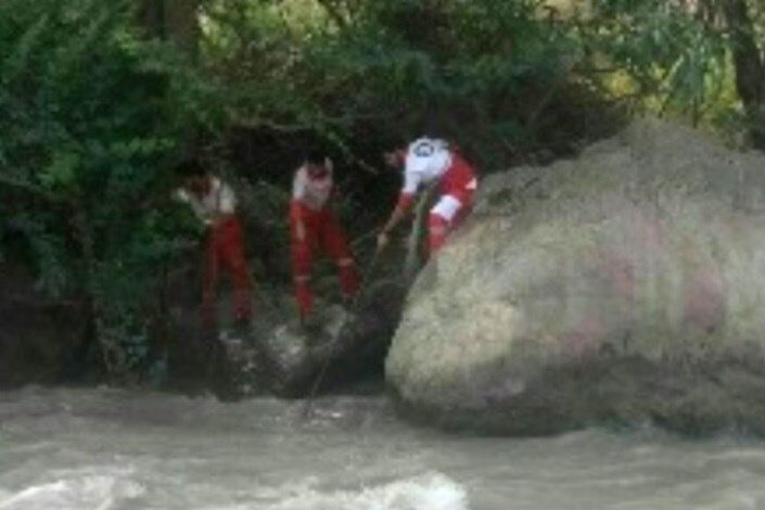 زنی هنگام گرفتن سلفی در رودخانه چالوس غرق شد