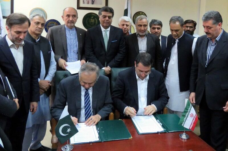 Iran, Pakistan sign MoU to promote bilateral trade