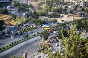 ایرنا - شیراز - سنگ ناایمن 60 تنی مشرف بر آرامگاه خواجوی کرمانی و دروازه قرآن شیراز که یکی ازورودی های اصلی این شهر است عصر شنبه با روش انفجار آرام در دو مرحله خرد شد.