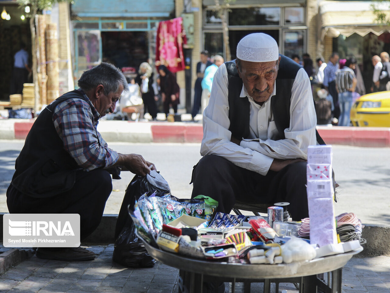 ساماندهی دست فروشان هسته مرکزی شهر سنندج آغاز شد