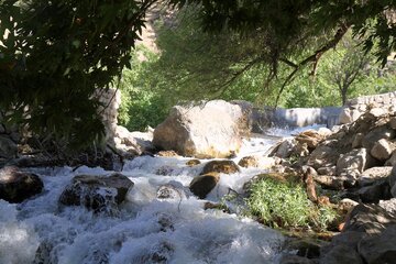 آبشار شیوند، زیبا و بکر در دل کوههای منگشت