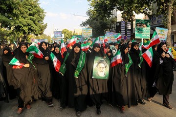 ایرنا-بجنورد- به مناسبت هفته عفاف و حجاب اجتماع «دختران انقلاب» عصر امروز پنجشنبه در بجنورد مرکز استان خراسان شمالی برگزار شد. عکس از وحید خادمی.