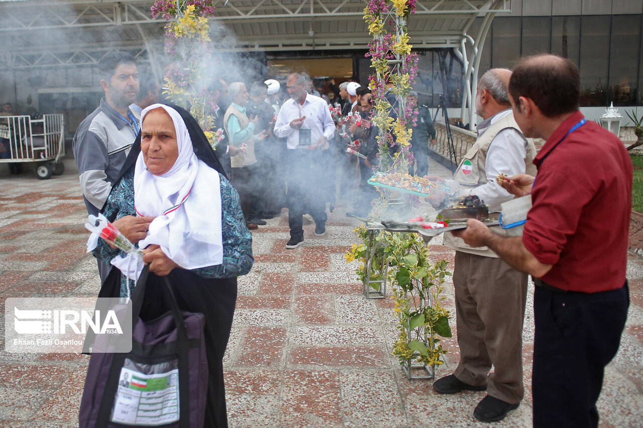 اولین گروه حجاج گلستانی راهی سرزمین وحی شدند