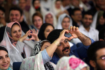 سنندج - ایرنا - در بیست و دومین جشن ازدواج دانشجویی دانشگاه کردستان 122 زوج  همزمان با ولادت امام رضا(ع) با برپایی جشن ساده آغاز زندگی مشترک خود را جشن گرفتند.عکاس: سیدمصلح پیرخضرانیان