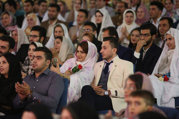 سنندج - ایرنا - در بیست و دومین جشن ازدواج دانشجویی دانشگاه کردستان 122 زوج  همزمان با ولادت امام رضا(ع) با برپایی جشن ساده آغاز زندگی مشترک خود را جشن گرفتند.عکاس: سیدمصلح پیرخضرانیان