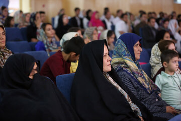 سنندج - ایرنا - در بیست و دومین جشن ازدواج دانشجویی دانشگاه کردستان 122 زوج  همزمان با ولادت امام رضا(ع) با برپایی جشن ساده آغاز زندگی مشترک خود را جشن گرفتند.عکاس: سیدمصلح پیرخضرانیان