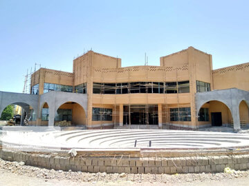 تالار مرکزی شهر کرمان پروژه‌ای که ۱۰ساله شد