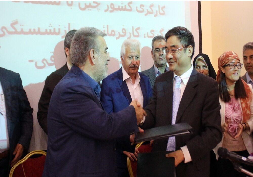 تطوير العلاقات بين ايران والصين يسهم في هزيمة الولايات المتحدة
تطوير العلاقات بين ايران والصين يسهم في هزيمة الولايات المتحدة