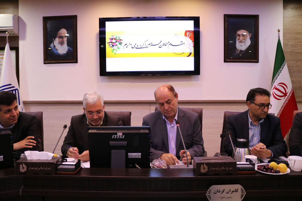 وضعیت ساخت برج های دوقلو کمیته امداد امام خمینی (ره) در نزدیکی عمارت تاریخی «نورمهال» در صحن شورای اسلامی شهر همدان با حضور مسئولان بررسی شد.
عکس از:جواد همدانی وضعیت ساخت برج های دوقلو کمیته امداد امام خمینی (ره) در نزدیکی عمارت تاریخی «نورمهال» در صحن شورای اسلامی شهر همدان با حضور مسئولان بررسی شد.
عکس از:جواد همدانی