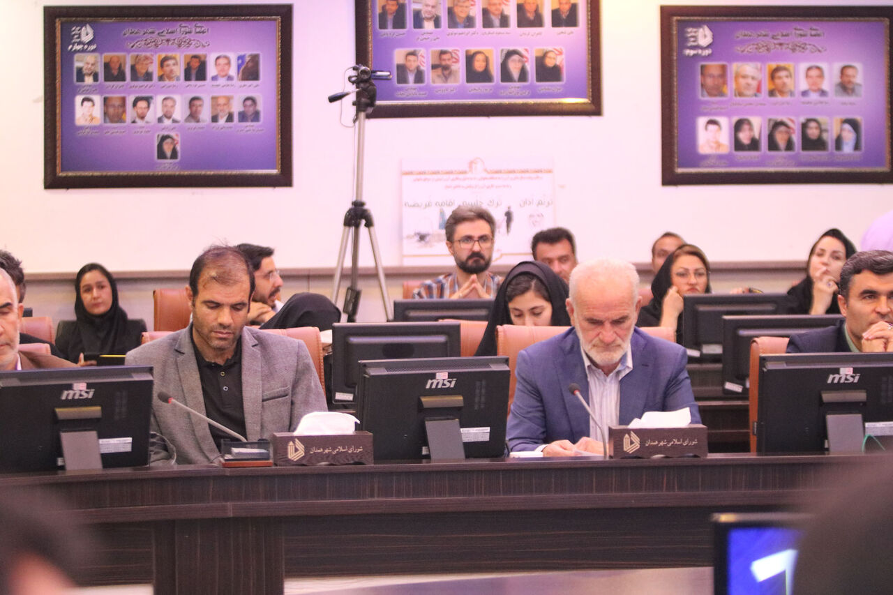 وضعیت ساخت برج های دوقلو کمیته امداد امام خمینی (ره) در نزدیکی عمارت تاریخی «نورمهال» در صحن شورای اسلامی شهر همدان با حضور مسئولان بررسی شد.
عکس از:جواد همدانی وضعیت ساخت برج های دوقلو کمیته امداد امام خمینی (ره) در نزدیکی عمارت تاریخی «نورمهال» در صحن شورای اسلامی شهر همدان با حضور مسئولان بررسی شد.
عکس از:جواد همدانی
