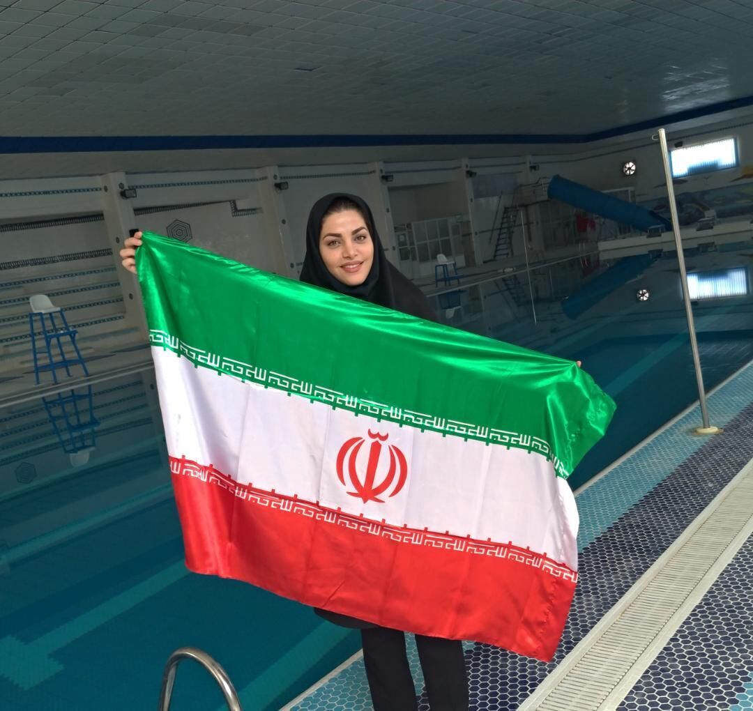 Iranian woman swims 175m with tied hands to honor 175 martyred divers 