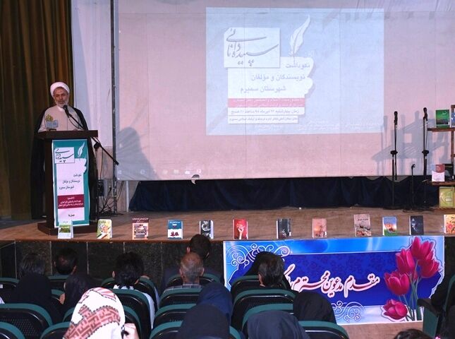 صاحبان قلم عامل رشد و پیشرفت فرهنگی هستند
صاحبان قلم عامل رشد و پیشرفت فرهنگی هستند