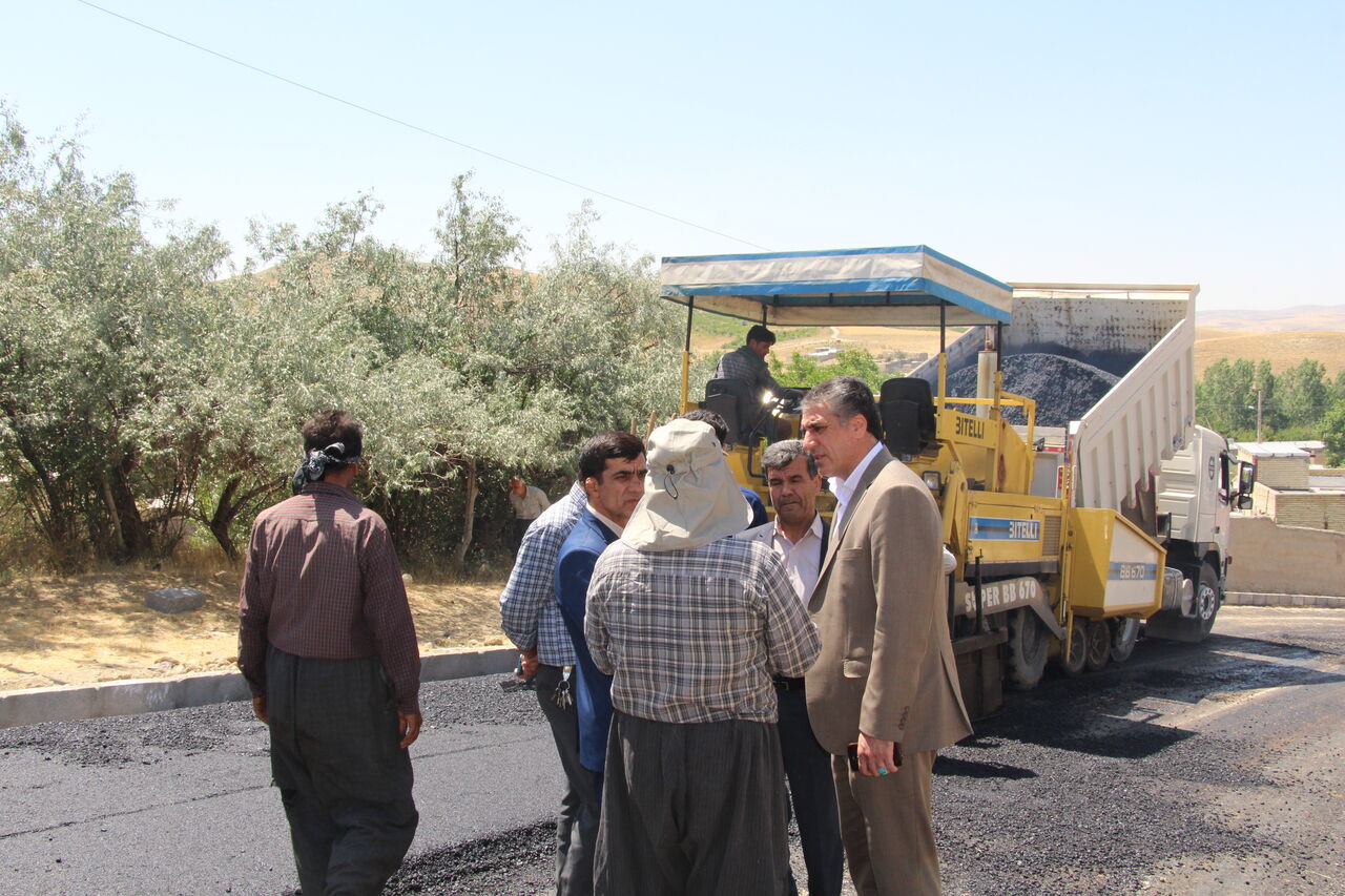 آسفالت‌ریزی معابر ۴ روستای تکاب آغاز شد