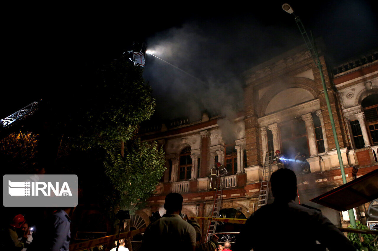 آتش  میدان تاریخی حسن آباد مهار شد؛ انتقاد از کاربری نامناسب آثار ملی 