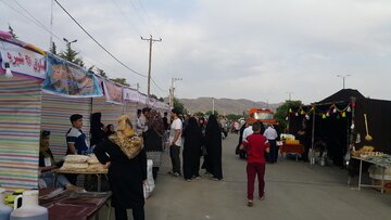 برپایی غرفه در جشنواره آلبالو در شهر زنگنه