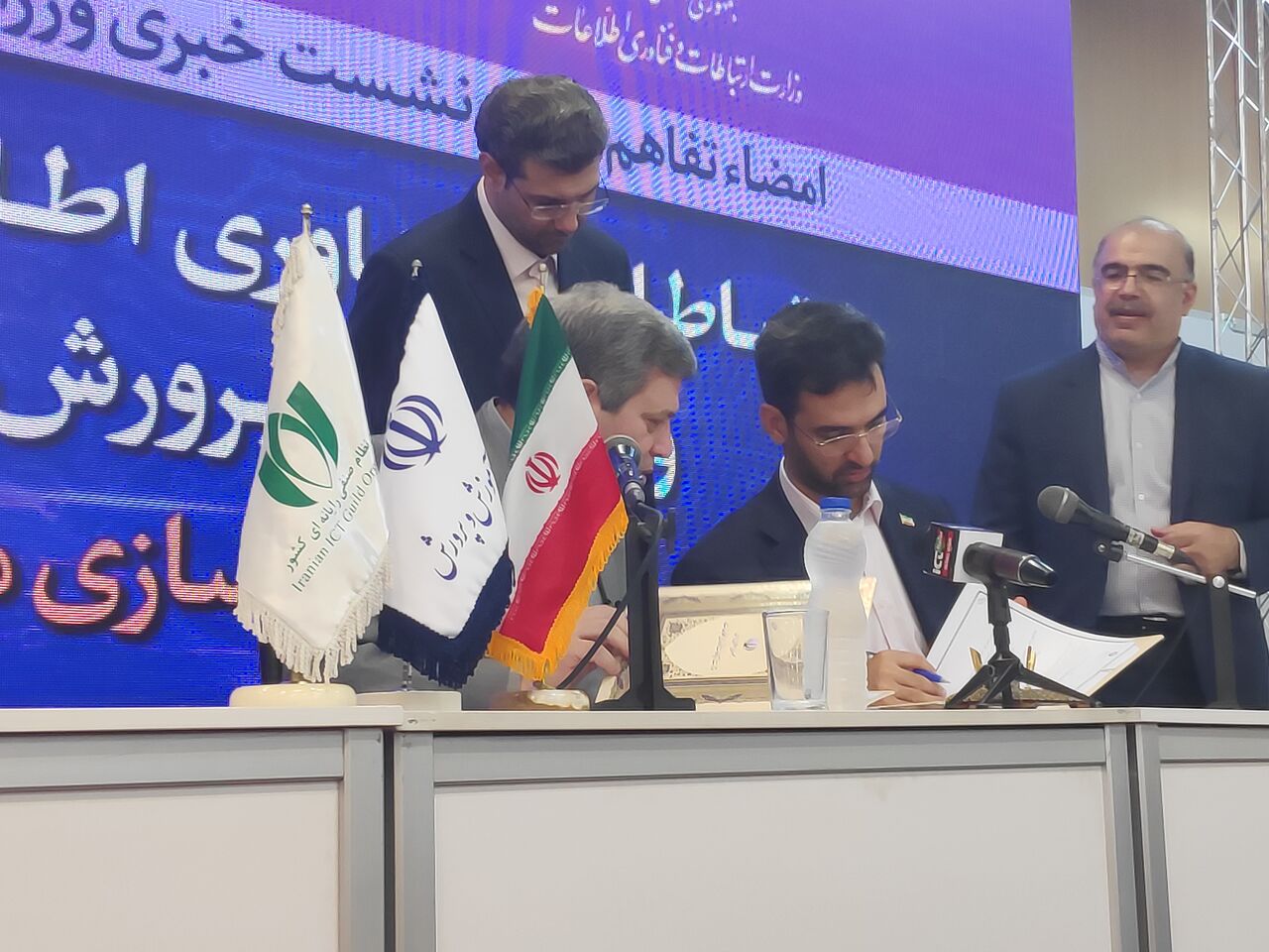 یک کامپیوتر به ازای ۲۰۰ دانشآموز، در مناطق کمبرخوردار یک کامپیوتر به ازای ۲۰۰ دانشآموز، در مناطق کمبرخوردار