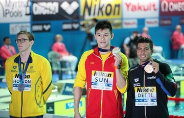 تشویق ایستاده شناگر استرالیایی برای دست ندادن با قهرمان