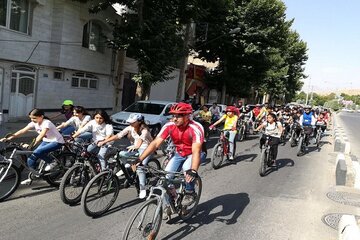 همایش دوچرخه‌سواری همگانی در گرمای ۴۰ درجه‌ای مهاباد برگزار شد