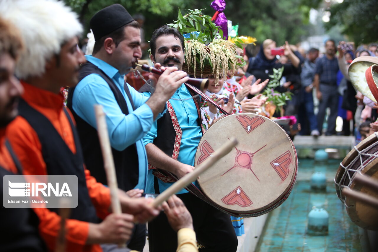 کارناوال گل در بجنورد به راه افتاد