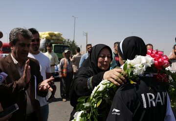 دختر تکواندوکار بوکانی که  قهرمان آسیا را کسب کرد ه با استقبال مردم و مسوولان به زادگاه خود بازگشت