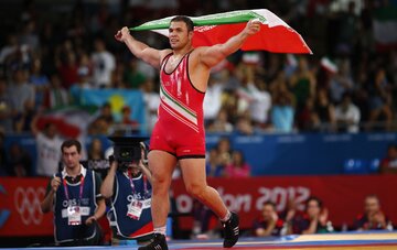 Sept ans après, un lutteur iranien récupère une médaille d'or olympique   