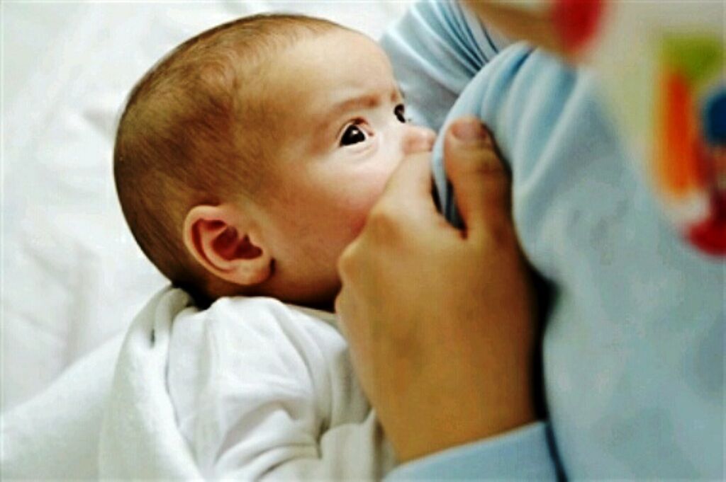 ۹۰ درصد نوزادان استان مرکزی تا یک سالگی تداوم تغذیه با شیر مادر دارند 
