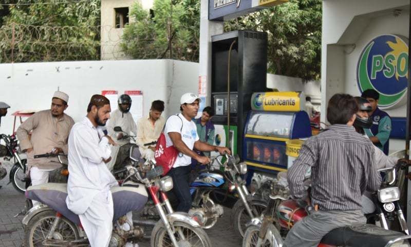 قیمت سوخت در پاکستان بار دیگر افزایش یافت
