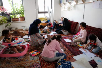 ایرنا - تهران - مونا علاوه بر تصویرسازی کتاب کودکان ، به تازگی یک روز در هفته برای برگزاری کلاس های آموزش نقاشی به کودکان به باشگاه اندیشه می رود. عکاس / ساره دخت سلطانیه