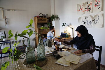ایرنا - تهران - آنها هر دو گرافیست هستند و همین مساله و آزاد بودن شغل هردو به روند تطبیق دادنشان با شرایط جدید کمک کرده است. عکاس / ساره دخت سلطانیه