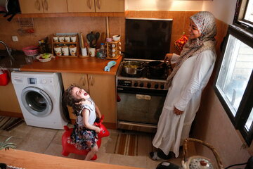 ایرنا - تهران - مونا و صهبا ساعات طولانی در خانه در کنار هم سپری می کنند و مونا در طول این ساعات در کنار انجام کارهای منزل و پروژه های خودش ساعاتی را هم به بازی و وقت گذراندن با صهبا می گذراند. عکاس / ساره دخت سلطانیه