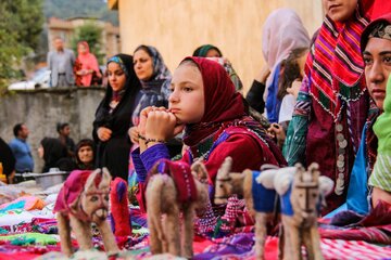 زنان و دختران روستای لیسه مینودشت بازیهای بومی و محلی خود را در جشنواره ارایه کردند