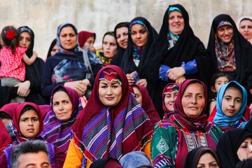 تنوع رنگ از جمله ویژگیهای پوشش زنان روستایی در استان 