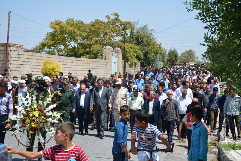 حضور گسترده مردم نازک در آیین خاکسپاری شهید «سروری» - ایرنا