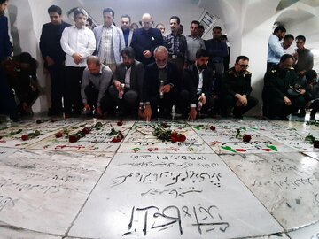 جمعی از اهالی بسیج رسانه روز خبرنگار را در حرم امام رضا (ع) گرامی داشتند