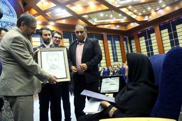 خانواده شهید صارمی مهمان اصلی مراسم روز خبرنگار در همدان