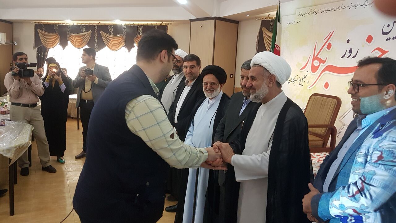 تجلیل از خبرنگاران و عکاسان فعال قم تجلیل از خبرنگاران و عکاسان فعال قم