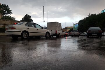 همدان- ایرنا- در حالی که نیمی از فصل تابستان گذشته است و در پنجاه و دومین روز از این فصل، بارش باران، به هوای گرم همدان طراوت بخشید.