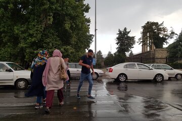 همدان- ایرنا- در حالی که نیمی از فصل تابستان گذشته است و در پنجاه و دومین روز از این فصل، بارش باران، به هوای گرم همدان طراوت بخشید.