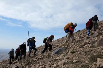 کوهنورد مهابادی مدرک امداد و نجات کوهستان را از کشور نپال اخذ کرد