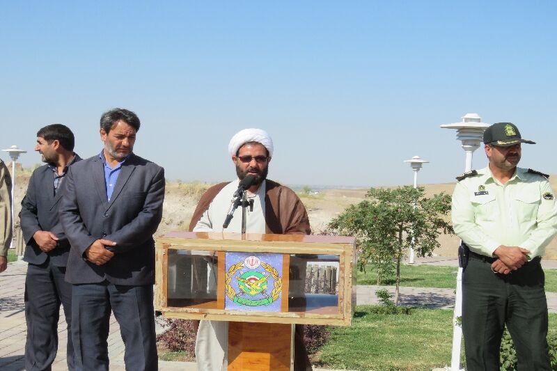 بزرگترین افتخار مردم ایران تبعیت از ولی فقیه زمان است بزرگترین افتخار مردم ایران تبعیت از ولی فقیه زمان است