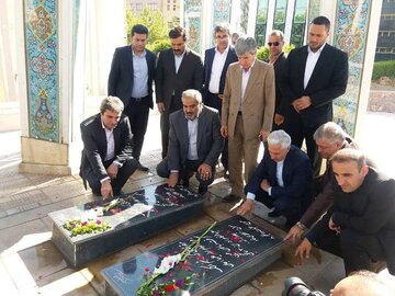 مسئولان کردستان به مقام شامخ شهدا ادای احترام کردند