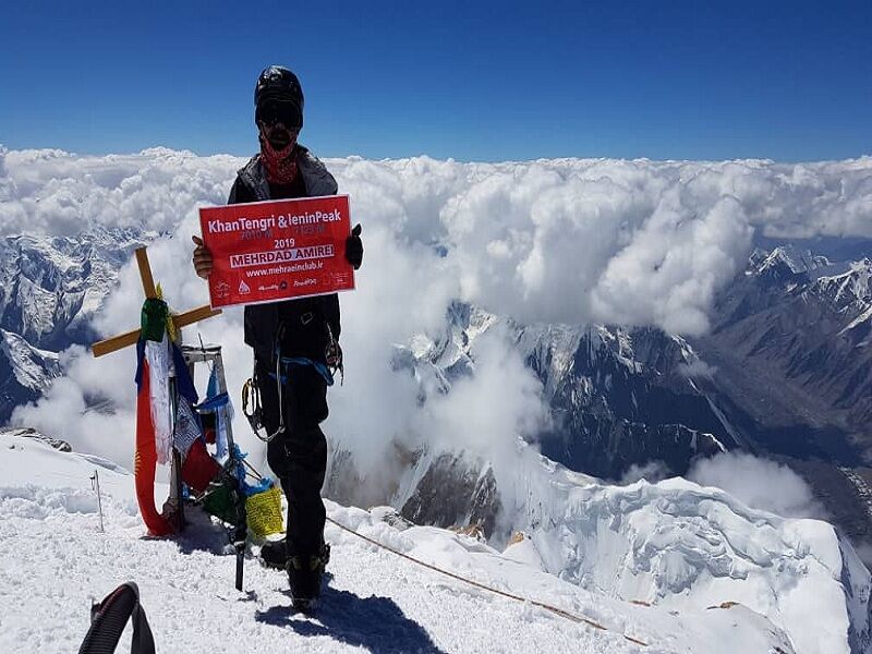 Iranischer Bergsteiger bezwingt zwei über siebentausend Meter hohe Berge im Zentralasien Iranischer Bergsteiger bezwingt zwei über siebentausend Meter hohe Berge im Zentralasien