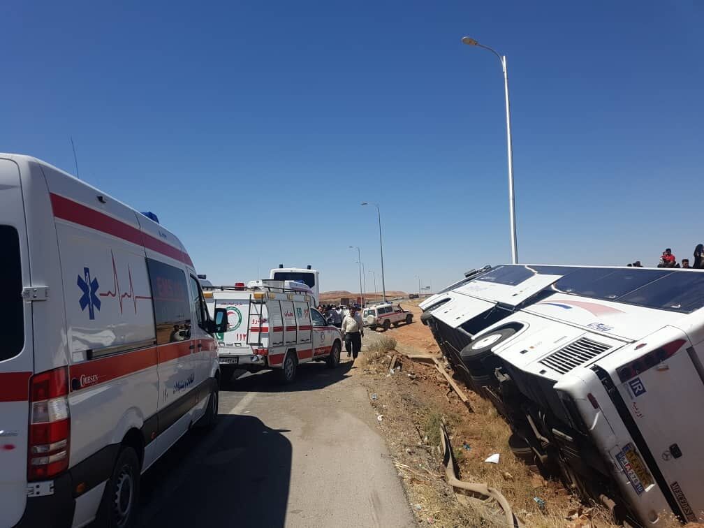 ۲۶ نفر در واژگونی اتوبوس جاده بافق - کوهبنان زخمی شدند