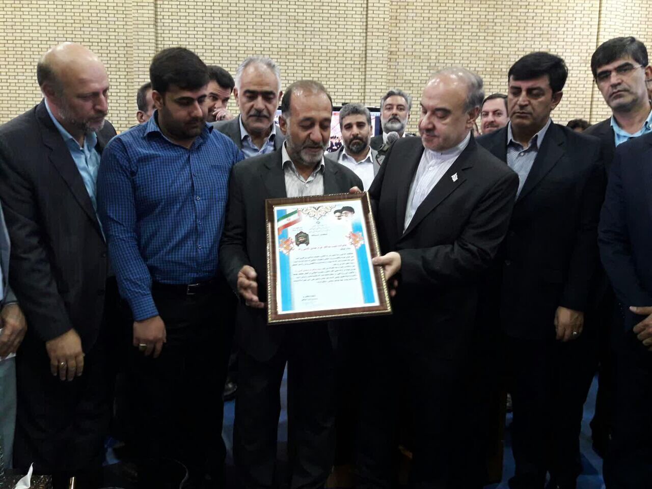 وزیر ورزش از خانواده شهید مدافع حرم در ورامین قدردانی کرد وزیر ورزش از خانواده شهید مدافع حرم در ورامین قدردانی کرد