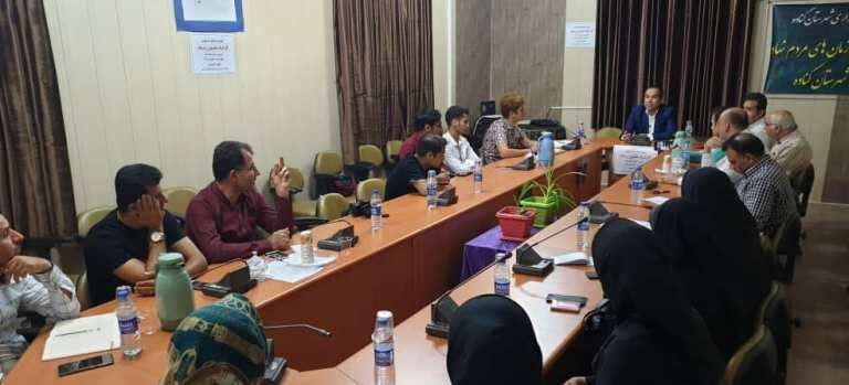 خبرنگاران از سیاسی نویسی پرهیز کنند