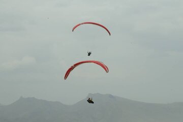 Survol en parapente au dessus de la zone franche de Maku, à l'ouest de l'Iran